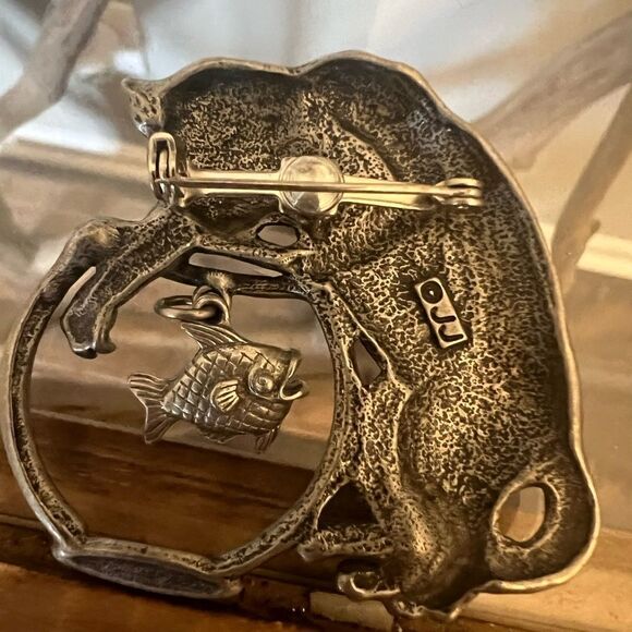 Vintage silver tone stamped JJ cat w goldfish bowl pin. - Picture 3 of 4